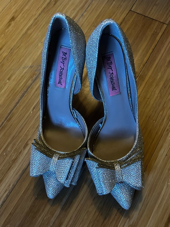 Betsey Johnson Shoes - Betsey Johnson Gold Glitter Pointed-Toe Pumps with Bow Sz. 6